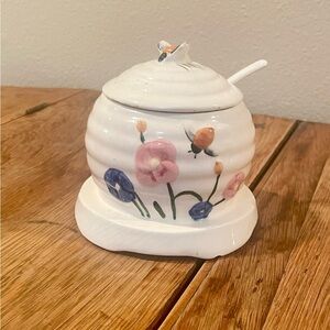 Vintage 1950s Ceramic Honey Pot – Bee Skep with Hand-Painted Flowers – Japan
